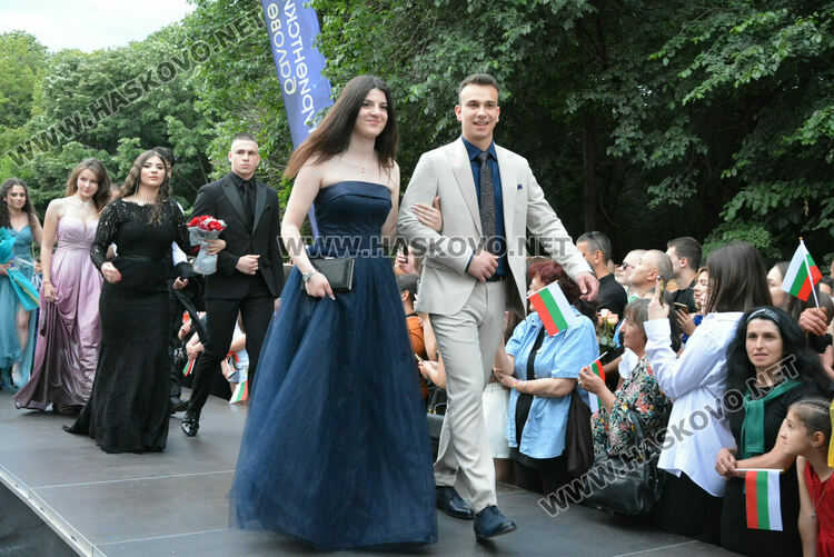 Гайдари на бала на Езиковата гимназия в Хасково