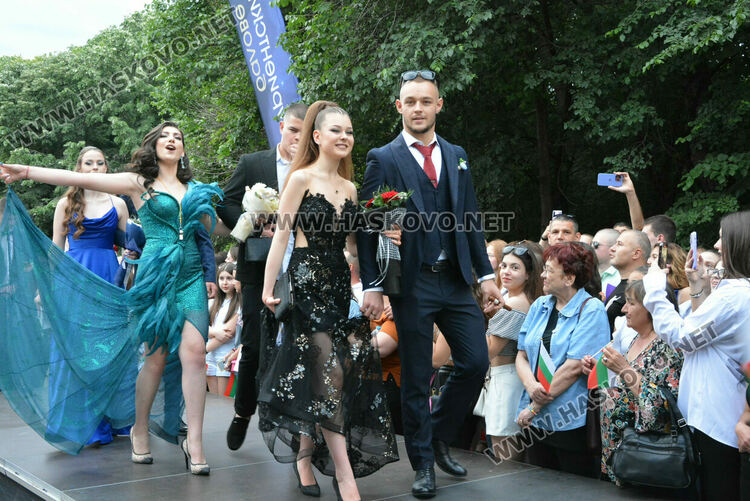 Гайдари на бала на Езиковата гимназия в Хасково