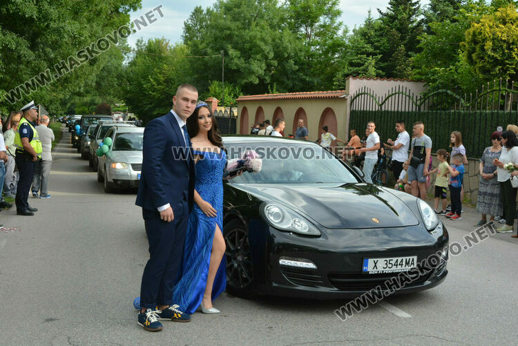 Гайдари на бала на Езиковата гимназия в Хасково