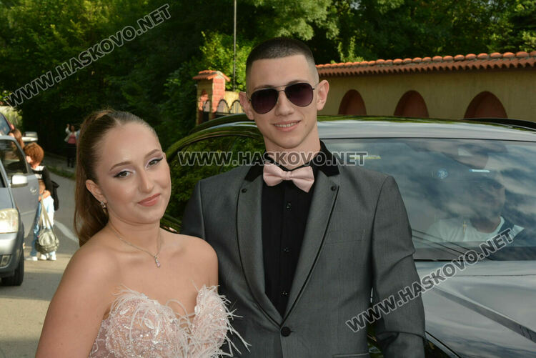 Гайдари на бала на Езиковата гимназия в Хасково