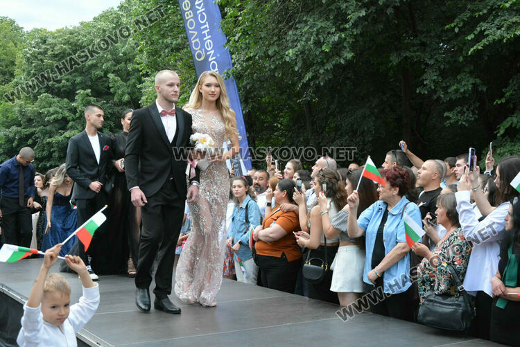 Гайдари на бала на Езиковата гимназия в Хасково