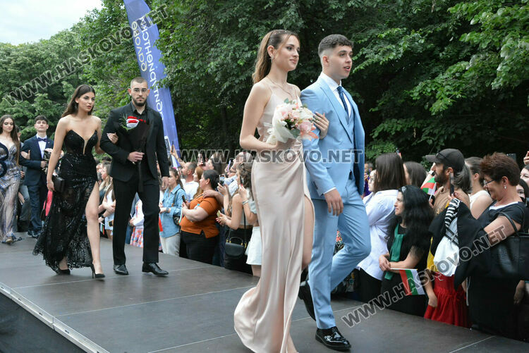 Гайдари на бала на Езиковата гимназия в Хасково