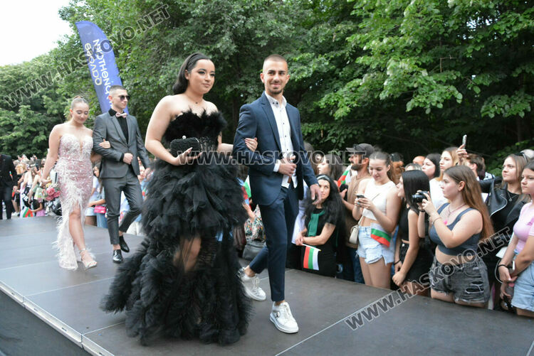 Гайдари на бала на Езиковата гимназия в Хасково