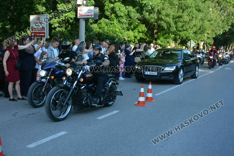 Шик и блясък белязаха бала на абитуриентите от Математическата гимназия