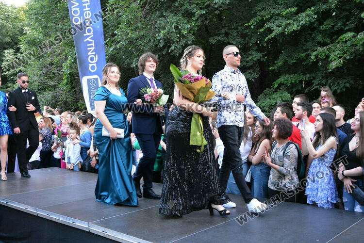 Шик и блясък белязаха бала на абитуриентите от Математическата гимназия