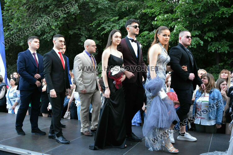 Шик и блясък белязаха бала на абитуриентите от Математическата гимназия