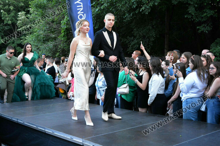 Шик и блясък белязаха бала на абитуриентите от Математическата гимназия