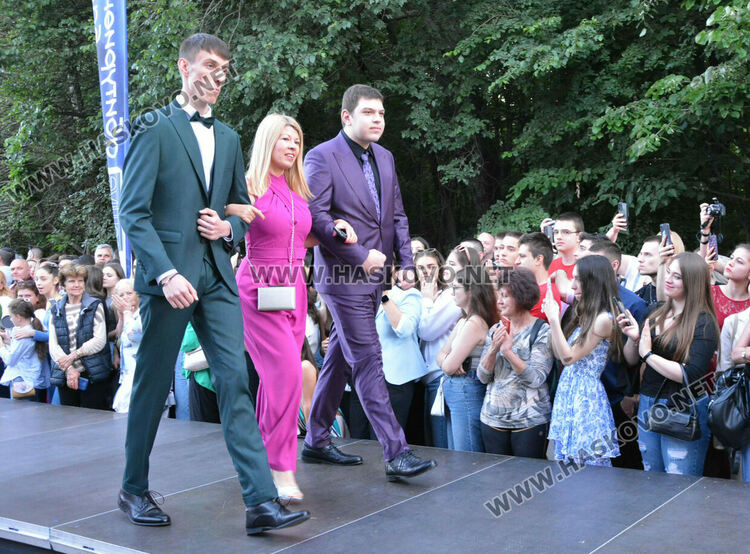 Шик и блясък белязаха бала на абитуриентите от Математическата гимназия