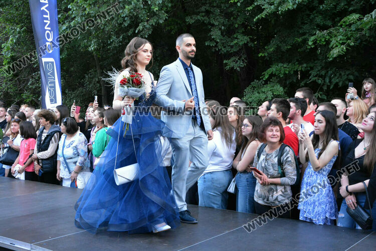 Шик и блясък белязаха бала на абитуриентите от Математическата гимназия