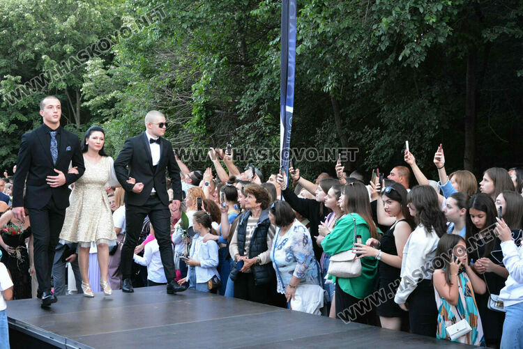 Шик и блясък белязаха бала на абитуриентите от Математическата гимназия