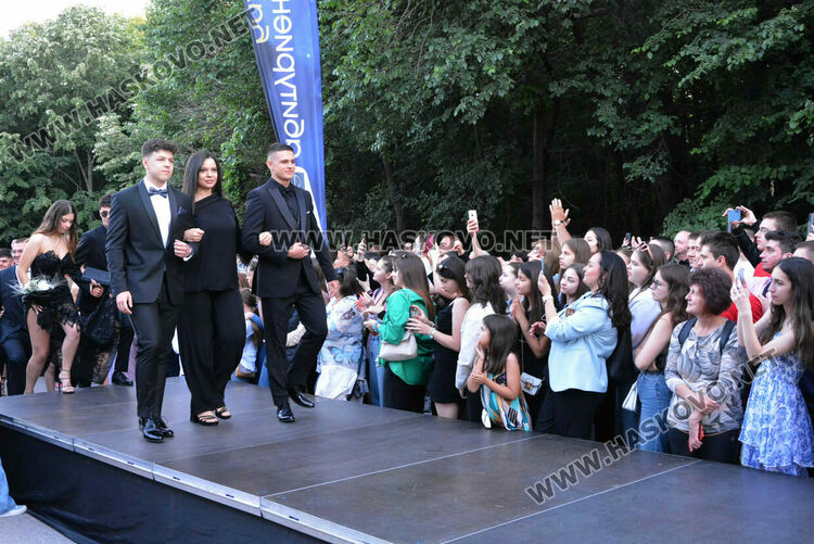 Шик и блясък белязаха бала на абитуриентите от Математическата гимназия