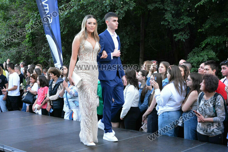 Шик и блясък белязаха бала на абитуриентите от Математическата гимназия