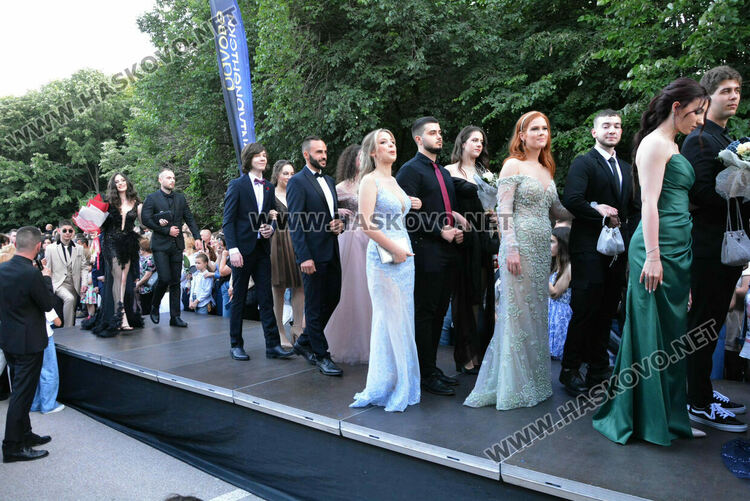 Шик и блясък белязаха бала на абитуриентите от Математическата гимназия