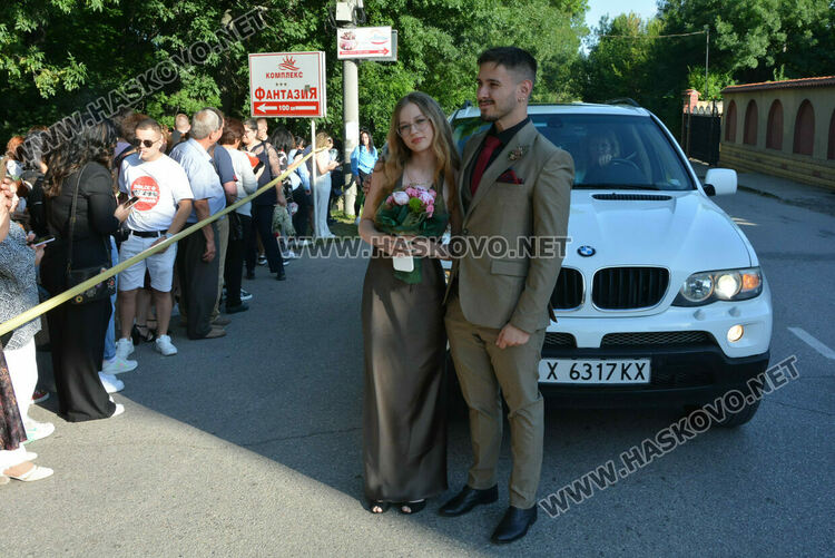 Шик и блясък белязаха бала на абитуриентите от Математическата гимназия