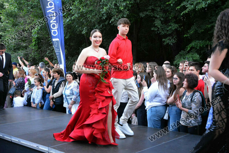 Шик и блясък белязаха бала на абитуриентите от Математическата гимназия