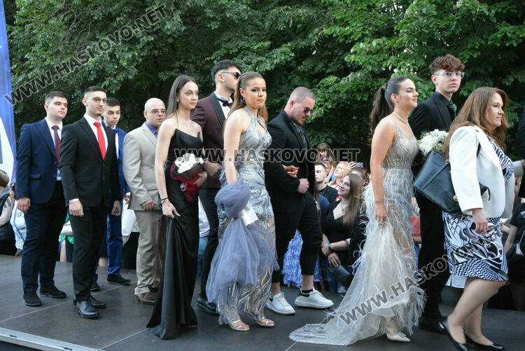 Шик и блясък белязаха бала на абитуриентите от Математическата гимназия