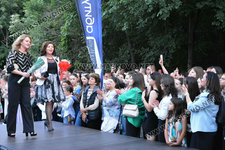 Шик и блясък белязаха бала на абитуриентите от Математическата гимназия