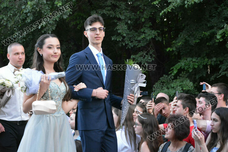 Шик и блясък белязаха бала на абитуриентите от Математическата гимназия