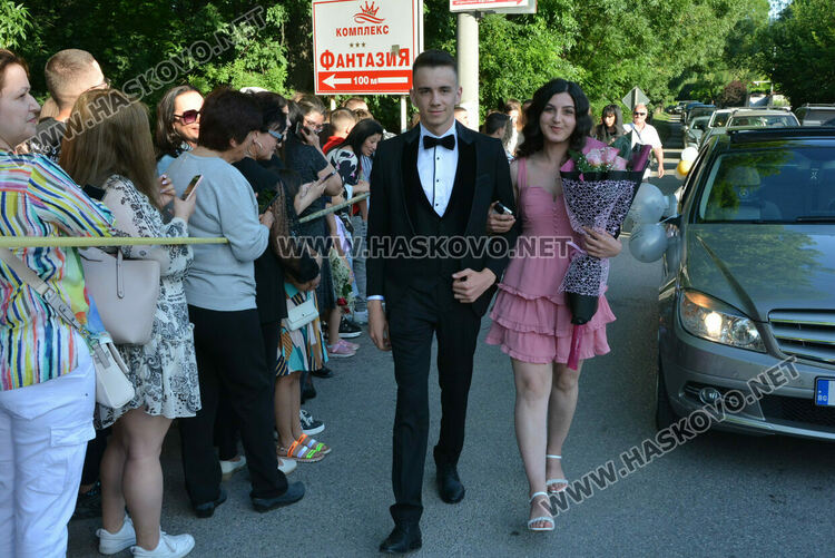 Шик и блясък белязаха бала на абитуриентите от Математическата гимназия