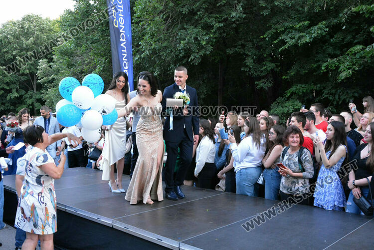Шик и блясък белязаха бала на абитуриентите от Математическата гимназия