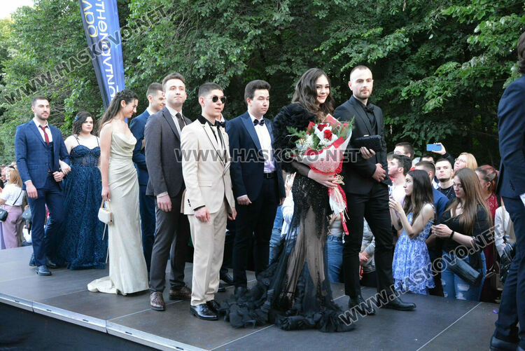 Шик и блясък белязаха бала на абитуриентите от Математическата гимназия