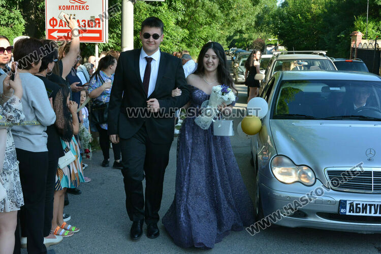 Шик и блясък белязаха бала на абитуриентите от Математическата гимназия