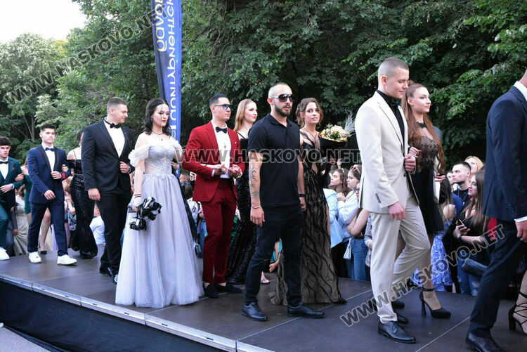 Шик и блясък белязаха бала на абитуриентите от Математическата гимназия