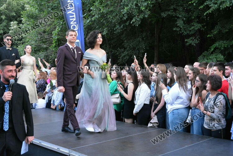 Шик и блясък белязаха бала на абитуриентите от Математическата гимназия