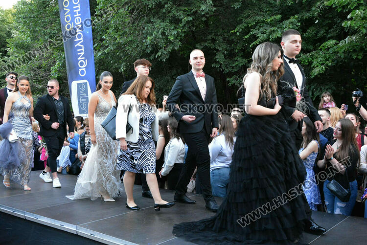 Шик и блясък белязаха бала на абитуриентите от Математическата гимназия