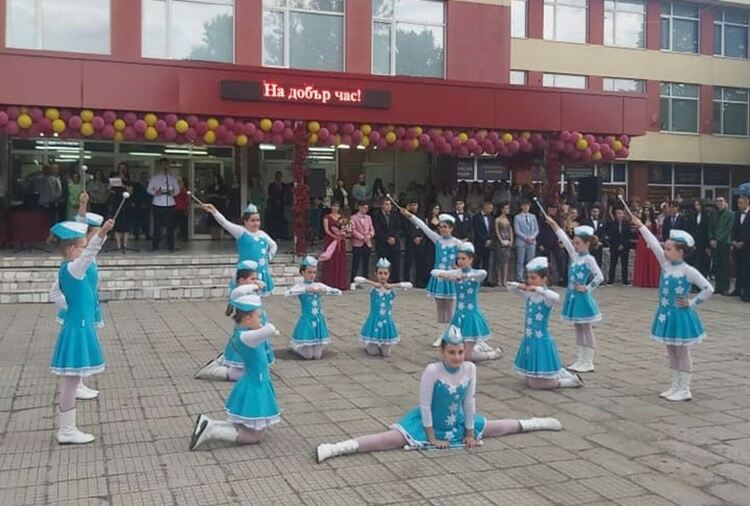 "На добър час!" казахме на златаровския випуск 2024 