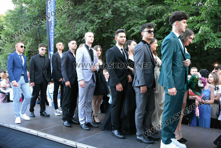 Шик и блясък белязаха бала на абитуриентите от Математическата гимназия