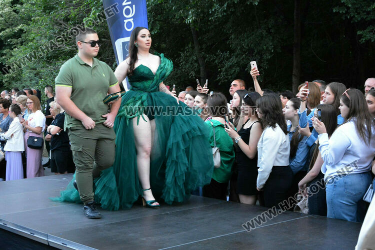 Шик и блясък белязаха бала на абитуриентите от Математическата гимназия