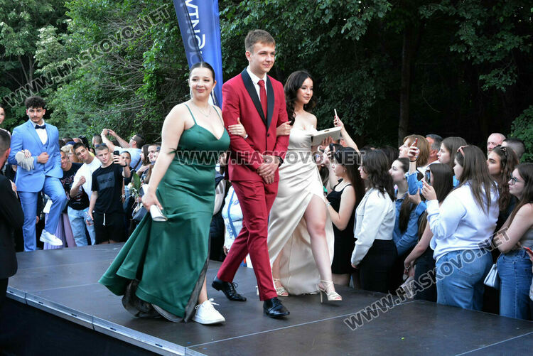 Шик и блясък белязаха бала на абитуриентите от Математическата гимназия