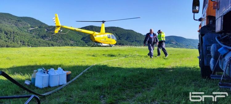 Два хеликоптера пръскат срещу марокански скакалци в Чернооченско
