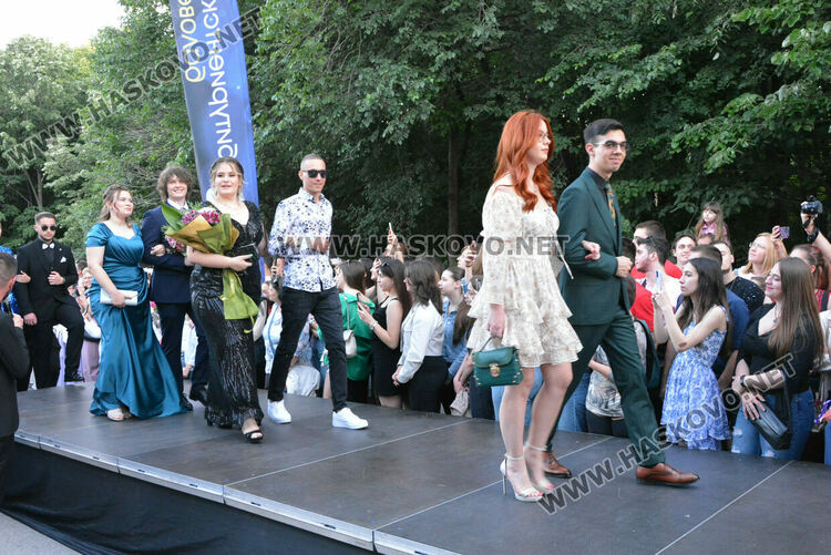 Шик и блясък белязаха бала на абитуриентите от Математическата гимназия