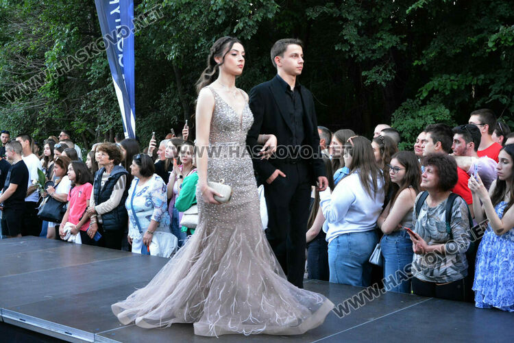 Шик и блясък белязаха бала на абитуриентите от Математическата гимназия