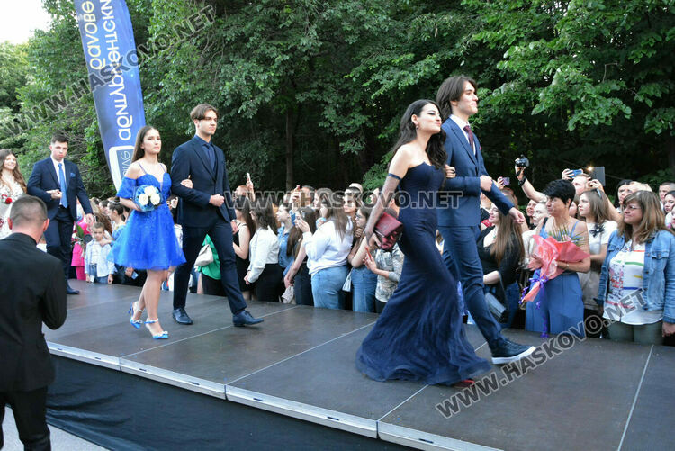 Шик и блясък белязаха бала на абитуриентите от Математическата гимназия