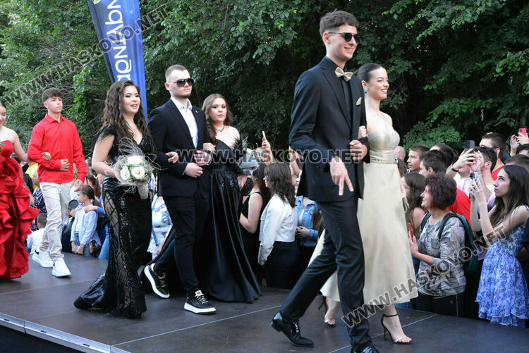 Шик и блясък белязаха бала на абитуриентите от Математическата гимназия