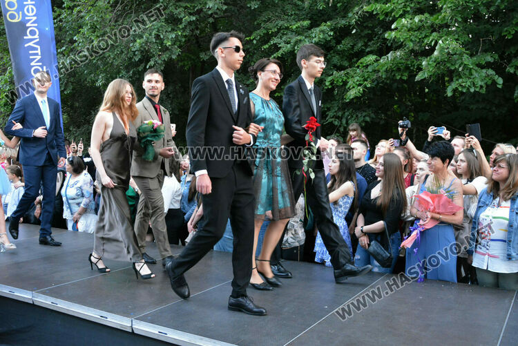 Шик и блясък белязаха бала на абитуриентите от Математическата гимназия