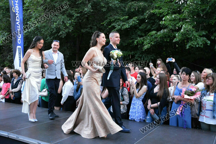 Шик и блясък белязаха бала на абитуриентите от Математическата гимназия