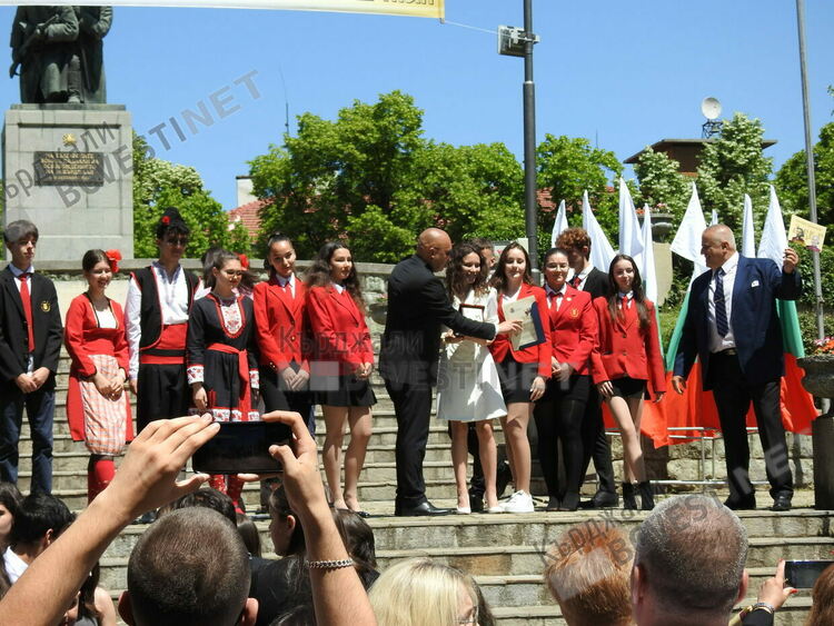 По повод 24 май кметът на Кърджали Ерол Мюмюн награди 52-ма ученици, връчи и 7 колективни награди