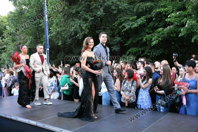 Шик и блясък белязаха бала на абитуриентите от Математическата гимназия