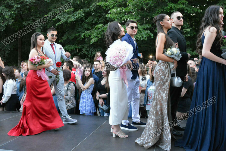 Шик и блясък белязаха бала на абитуриентите от Математическата гимназия