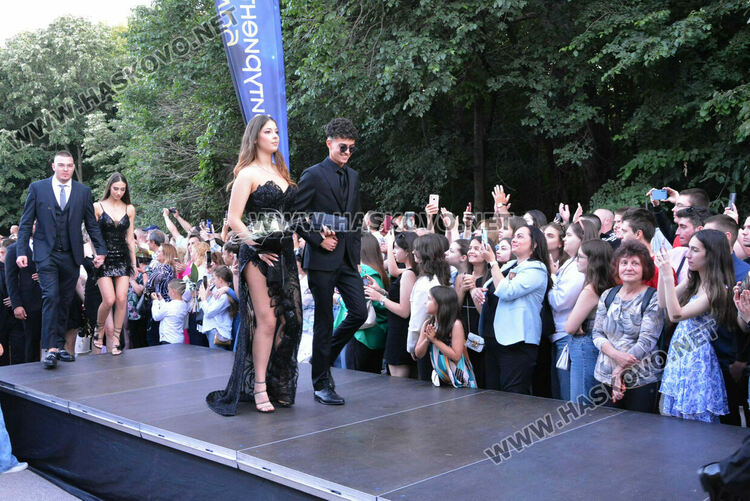 Шик и блясък белязаха бала на абитуриентите от Математическата гимназия