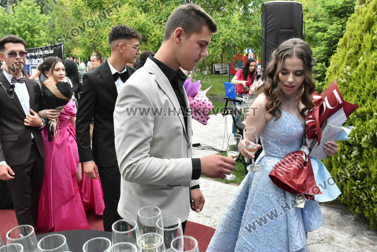 Трактор и червен килим на бала на ФСГ - Хасково