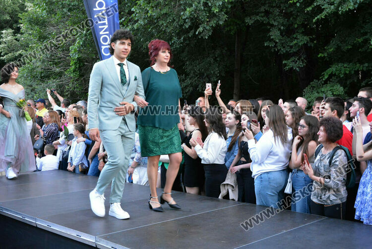 Шик и блясък белязаха бала на абитуриентите от Математическата гимназия