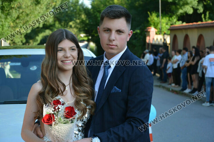 Шик и блясък белязаха бала на абитуриентите от Математическата гимназия