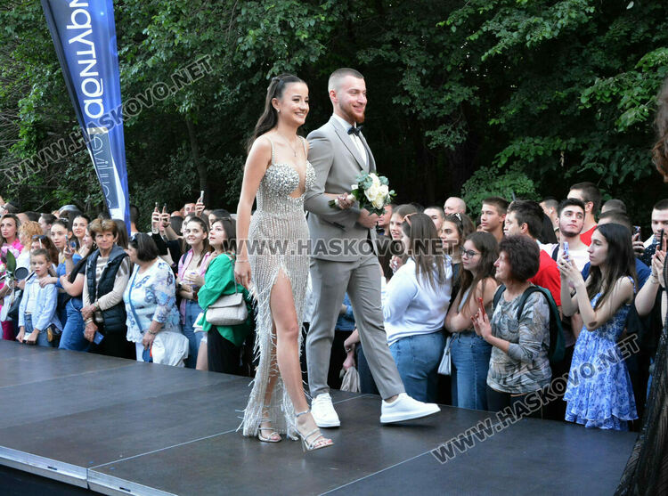 Шик и блясък белязаха бала на абитуриентите от Математическата гимназия