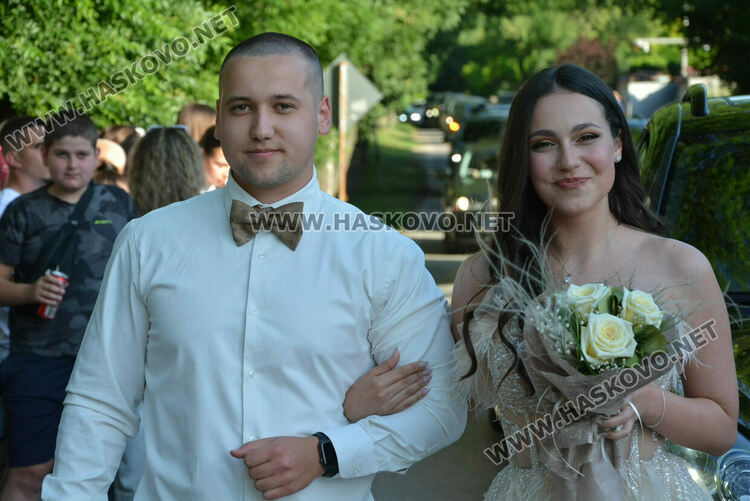 Шик и блясък белязаха бала на абитуриентите от Математическата гимназия