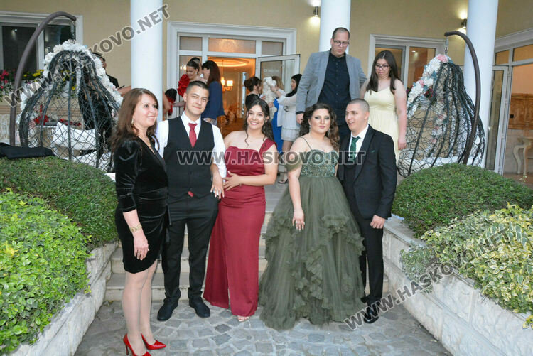 Абитуриентите на СУ „Васил Левски“ заложиха на синя, зелена и червена гама